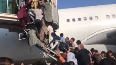 Afganlar kaçmak için havalimanındaki körükleri parçaladılar