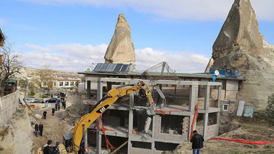Bir doğa harikası olan Peri Bacaları'nda katliam! Başkan yıkıyor, oğlu tekrar yapıyor...