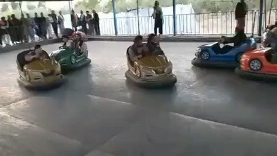 Taliban militanları silahlarla çarpışan arabaya bindi