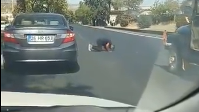 Şehirler arası yolun ortasında namaz kıldı