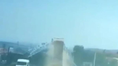 Seyir halindeki kamyon tehlike saçtı