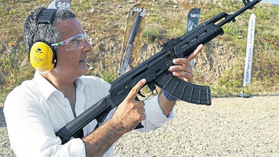 Gazeteciye bak elinde silahla poz verdi. Ombudsman Faruk bildirici de haddini bildirdi