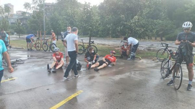 Kartal'da İETT otobüsü bisikletlilere çarptı