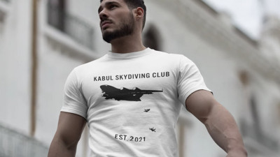 Afganistan'da uçaktan düşen insanların silüetlerinin resmedildiği tişört, ABD'de satışa sunuldu