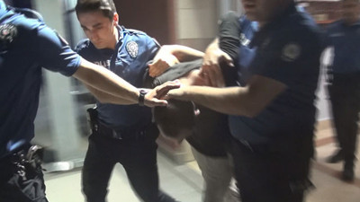 Annesini rehin aldı, evde ne varsa sokağa fırlattı