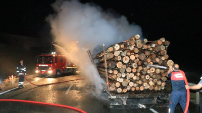 Tomruk yüklü tır seyir halindeki alev aldı