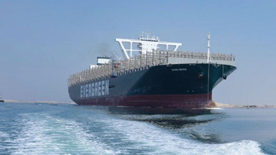 Süveyş Kanalı’nı tıkayan gemi dün kanaldan tekrar geçti