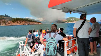 Yangın bölgesi Heybeliada'da vatandaşlar tahliye ediliyor