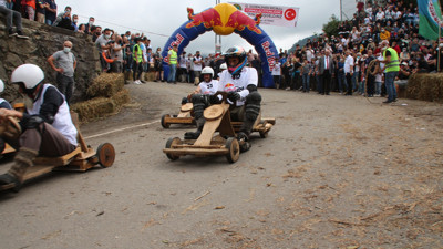 Formulaz tahta araba yarışları renkli görüntülere sahne oldu