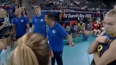 İsveç antrenörü kendi takımına taktik verirken Türk Milli Voleybolcu kızları övdü