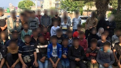 Polisin durdurduğu araçta 50 göçmen yakalandı