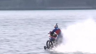 Boğazı motoruyla su üzerinden geçti