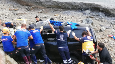 Sel bölgesinde görevli personeli taşıyan araç şarampole devrildi. 3 yaralı