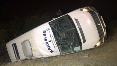 Polisleri taşıyan minibüs şarampole devrildi: 15 yaralı