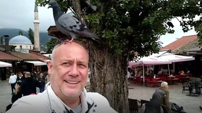 Ünlü savaş muhabiri Burak Ersemiz güvercinlerin istilasına uğradı. Bunlar kaçmayan cinsten insanın cebindeki yemi yiyorlar