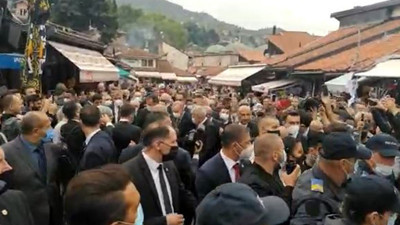 Erdoğan'ı görmek isteyen vatandaşları korumalar itti kaktı. Saraybosna ziyaretinde gerçekleşti