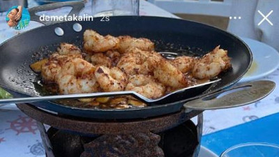 Diyanet yengeç, kalamar, midye haram deyince. Saray davetlerinin önemli ismi Demet Akalın bu fotoğrafı paylaştı