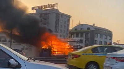 Esenyurt'ta alev alev yanan kamyonet küle döndü