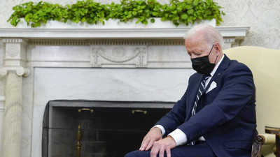 Dünya Joe Biden'in görüntüleriyle şok oldu. Bir anda gözleri kapandı, hareketsiz kaldı