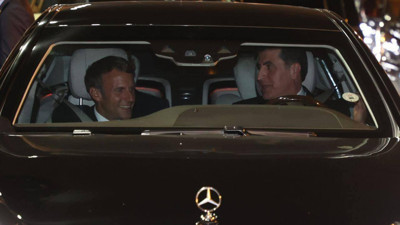 Macron burnumuzun dibine geldi, taşeronlarına sahip çıktı