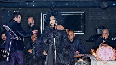 Bülent Ersoy'un orkestrası Türkiye'ye dönemiyor