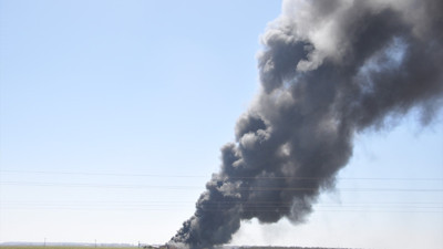 Mardin'de fabrika yangını. Gökyüzünü kara bulutlar kapladı