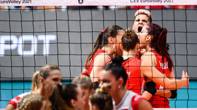 TRT’den çok sert sansür açıklaması. Kızlarımızın İzmir Marşlı sevinci verilmemişti