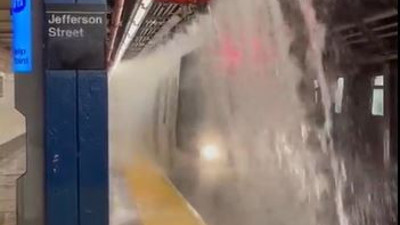 New York'da metro istasyonları şelaleye döndü