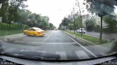 Ümraniye'deki kazada yayayı refleksi kurtardı. O anlar kamerada