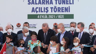 Erdoğan kurdeleyi erken kesen küçük çocuğun başına bakın ne yaptı