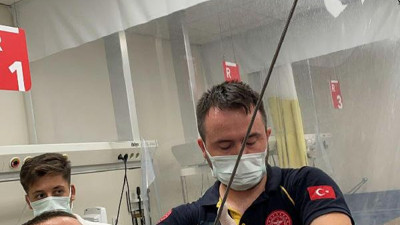 Balıkçı kendini zıpkınladı