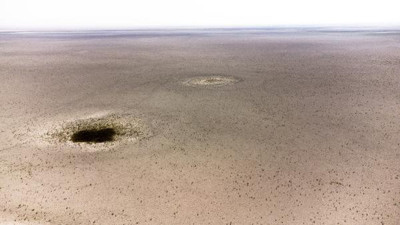 Kuruyan gölün içinde arabayla geziliyor