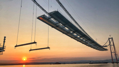 Bakan Karaismailoğlu Çanakkale Köprüsü’nün fotoğrafını basıp Atatürk heykellerine gönderme yaptı