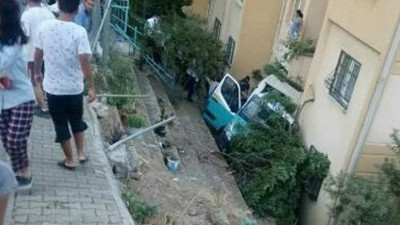 Freni patlayan servis minibüsü bahçeye uçtu: 20 yaralı