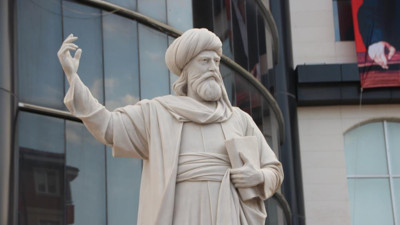 11 tonluk mermerden Şeyh Edebali heykeli ve Kayı Anıtı