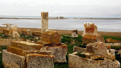 Van Gölü’nde korkutan görüntü. 1 kilometreyi aştı