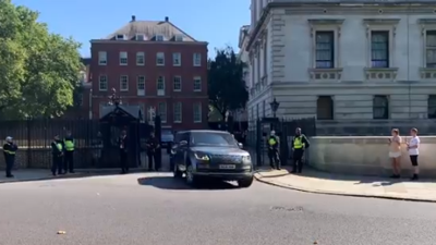 İngiltere Başbakanı Boris Johnson’ın ofisinin önündeki paket ortalığı karıştırdı