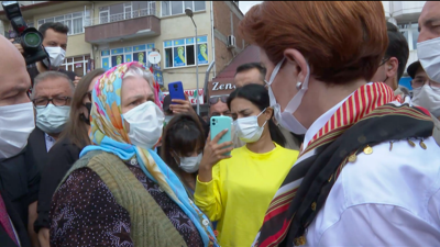 Samsun'da Akşener'in önünü kesen yaşlı kadın: Verilen vaatler tutulmadı, kurtar bizi