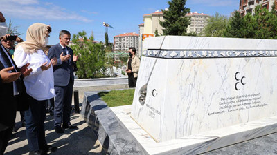 İYİ Parti lideri Meral Akşener Ozan Arif'in kabrini ziyaret etti