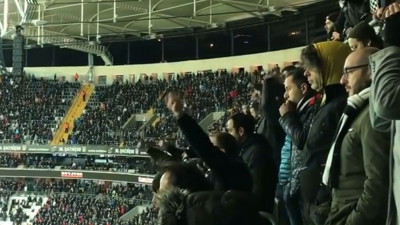 Alerjisi olanlara inat Beşiktaş taraftarından İzmir Marşı