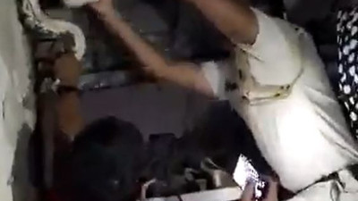 Dev piton eve girdi polis alarma geçti