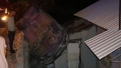 Hatay'da otomobil evin çatısına düştü: 2 yaralı