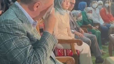 Erdoğan kendi okuduğu şiiri dinlerken ağladı