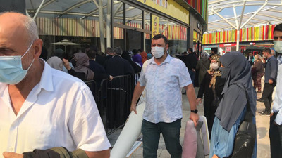 Ucuz halı akını. Uzun kuyruklar oluştu