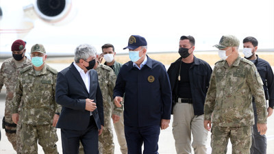 Bakan Akar ve komutanlar Suriye sınırında