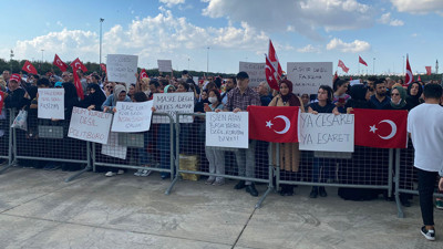 İstanbul’da aşı karşıtlarından miting. Dikkat çekici pankartlar