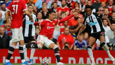 Ronaldo Manchester United'a gollerle döndü