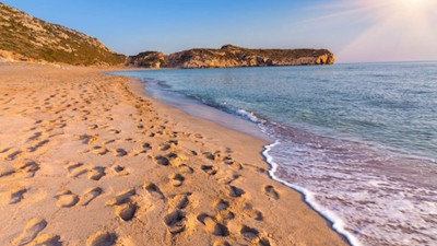 Murat Kurum Patara Plajı'nın çalınan kumlarını çöp toplama işine bağladı