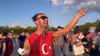 Aşı karşıtlarının İstanbul Maltepe mitinginde Bill Gates böyle tehdit edildi