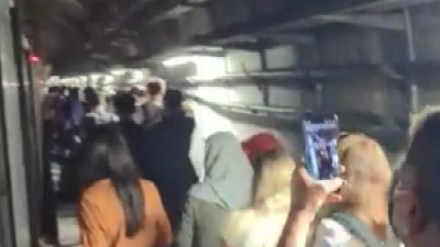 Marmaray arıza yaptı! Yolcular rayların üzerinde yürüdü